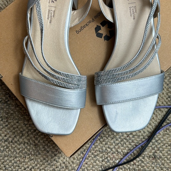 NWOT - Lifestride Womens Joy Strappy Sandal, Silver, Size 8.5W - Picture 10 of 16